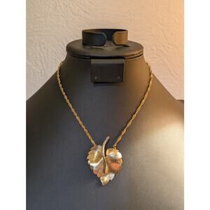 VTG Brushed Gold Tone Leaf W/ Silver Tone Polished Stem Singapore Chain Necklace